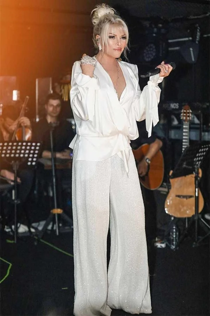 Ajda Pekkan şıklığıyla göz doldurdu!
