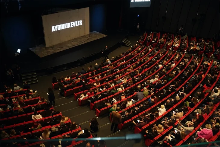 "Aydınlıkevler" galasına ünlü akını