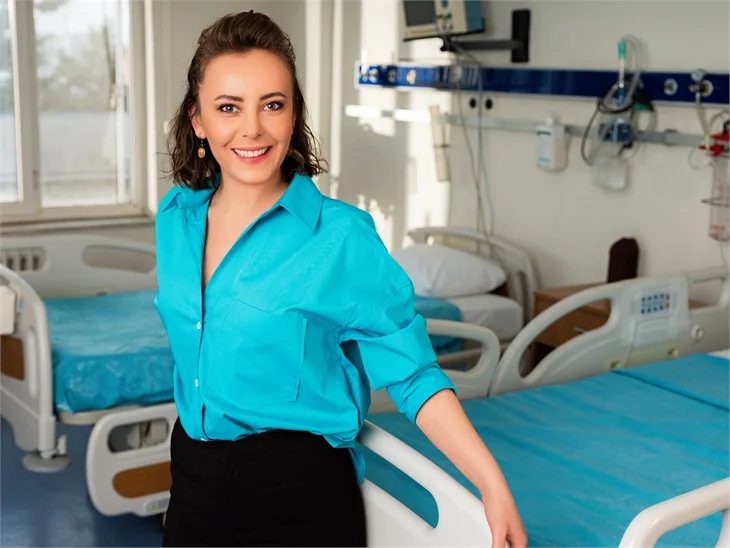 'Kasaba Doktoru'nun Hemşire Mine'si Vildan Atasever...