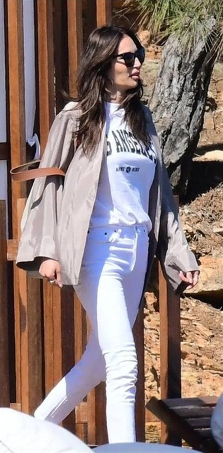 Güzide Duran'ın Bodrum tatili! Pantolonla güneşlendi!