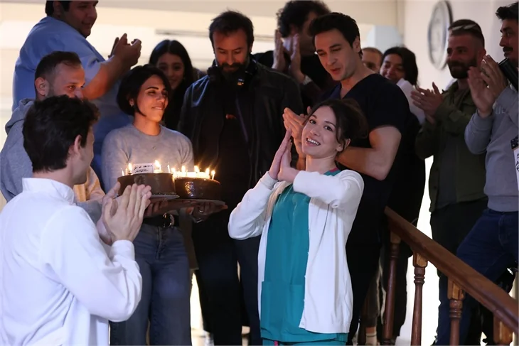 Hazal Subaşı'na sürpriz doğum günü partisi!
