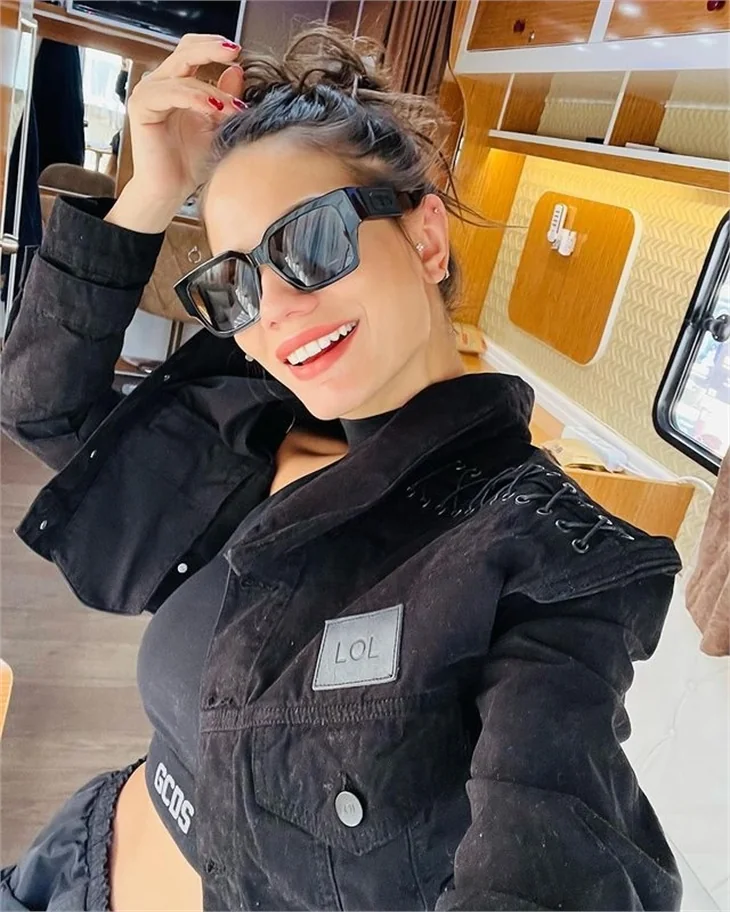 Demet Özdemir'den karavan pozları...