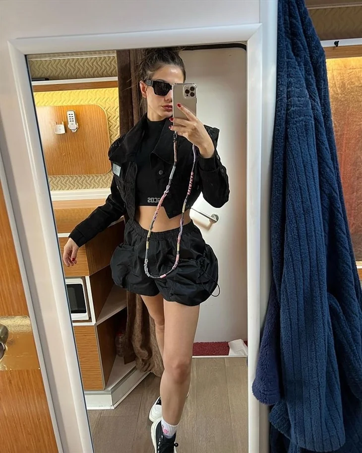 Demet Özdemir'den karavan pozları...
