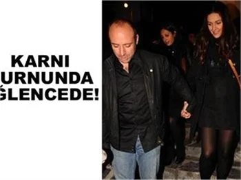 BERGÜZAR KOREL EŞİYLE GECELERDE!