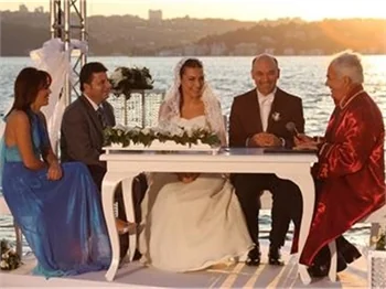 BURCU KARA EVLENDİ..
