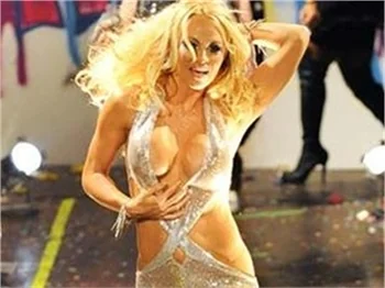 Pamela Anderson podyumu birbirine kattı!