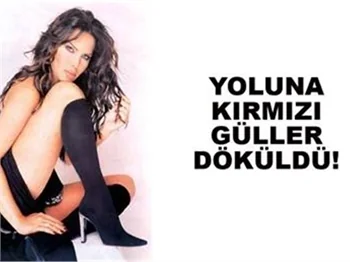 YOLUNA KIRMIZI GÜLLER DÖKÜLDÜ
