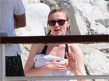 Kirsten Dunst hala seksi hala güzel olduğunu kanıtladı
