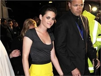 Kristen Stewart mini eteğiyle nefes kesti