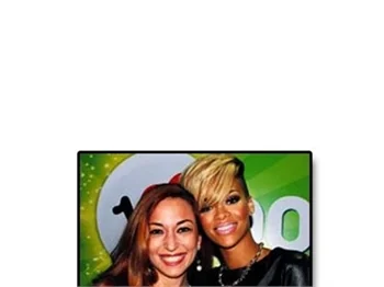 NİL ÖZALP'TAN RIHANNA'YA GELENEKSEL HEDİYE