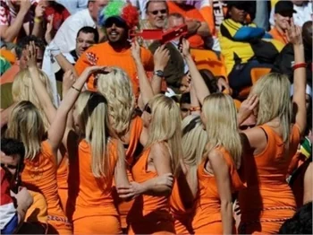 Hollandalı kızlar stattan atıldı...