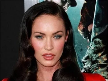 Megan Fox dekolteyi abarttı