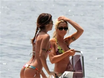 Elisabetta Canalis bikinisi ile kaptanlık yapıyor!