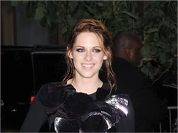 Kristen Stewart yeni filminin galasında büyüledi