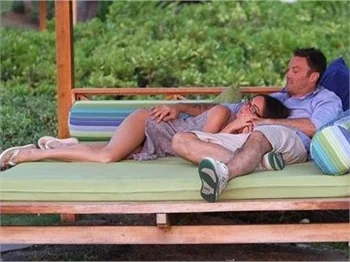 Megan Fox Balayında frikik verdi