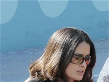 Salma Hayek göğüs dekoltesinden vazgeçmiyor!