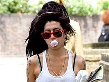 Amy Winehouse Larissa'ya özendi...