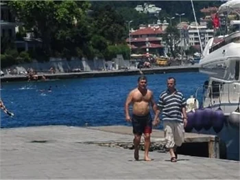 Aysun Kayacı teknede biriyle görüntülendi..