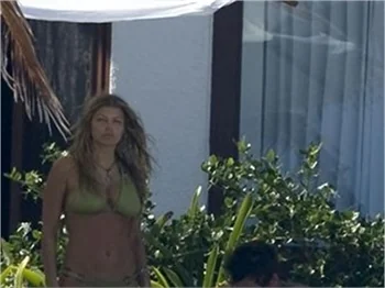 Fergie'nin Havuzbaşında bikinili pozları!