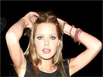 Sophie Monk'a ne giyse yakışıyor!