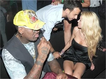 Tara Reid içkiyi kaçırınca fena dağıttı!