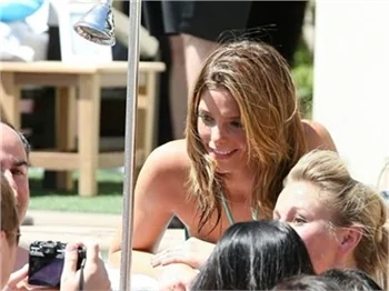 Ashley Greene bikini ile görüntülendi..