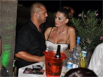 Aysu Baceoğlu sevgilisiyle el ele göz göze