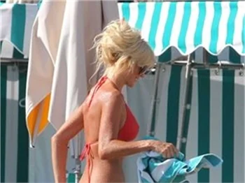 Victoria Silvstedt kırmızı bikinisi ile yürek hoplattı..
