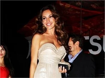Kelly Brook yırtmacıyla herkesi büyüledi..