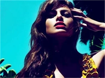 Eva Mendes'den görülmeyen frikik..