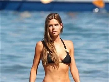 Sophie Monk güzelliği ile baş döndürüyor..
