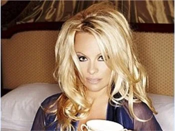 Pamela Anderson'un kariyerini photoshop uzattı