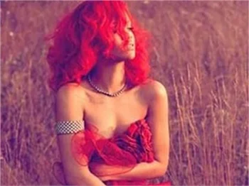 KIPKIRMIZI VE ÇIRILÇIPLAK RIHANNA!