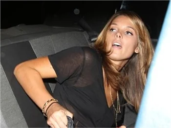 Ashley Greene arabaya binerken frikik verdi..