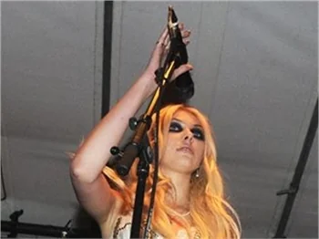 Taylor Momsen fena frikik verdi..