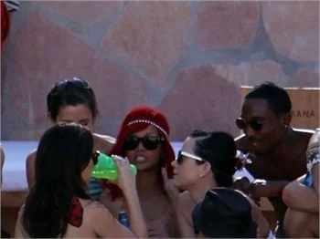 Rihanna ve Katy Perry'nin havuz keyfi..