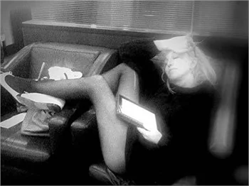 Courtney Love twitter'da soyundu..