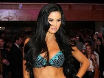 Nicole Lingerie hayranlarını büyülemeye devam ediyor!