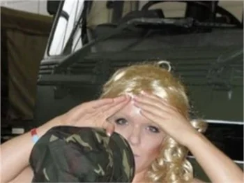 Asker eşleri, orduya destek amaçlı yarı çıplak poz verdi