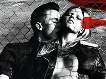Ortalığı karıştıran reklam.. Lara Stone tecavüze uğruyor..