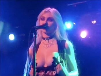 Taylor Momsen sahnede göğüslerini açtı..
