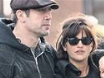 PENELOPE CRUZ EŞİNİN KANATLARI ALTINDA..