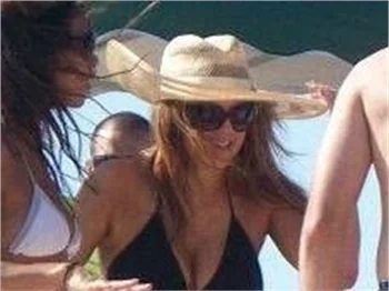 Fergie plajda şov yaptı...