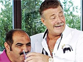 ŞAHİN K., NURİ ALÇO GAZOZU İÇTİ!