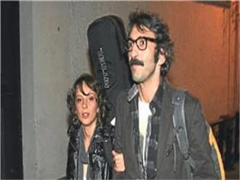 FIRAT TANIŞ, SEVGİLİSİYLE KOL KOLA GÖRÜNTÜLENDİ!