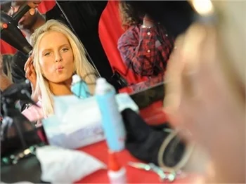 Victoria Secret meleklerini kuliste gördünüz mü?