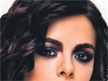 ÖZGE ÖZPİRİNÇÇİ BİNBİR SURAT OLDU!