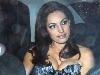 Kelly Brook dekolteyi abartırsa!