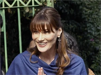 Carla Bruni, Tac Mahal'i ziyaret etti..