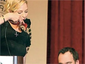 TARANTINO AYAKKABIDAN ŞAMPANYA İÇTİ!
